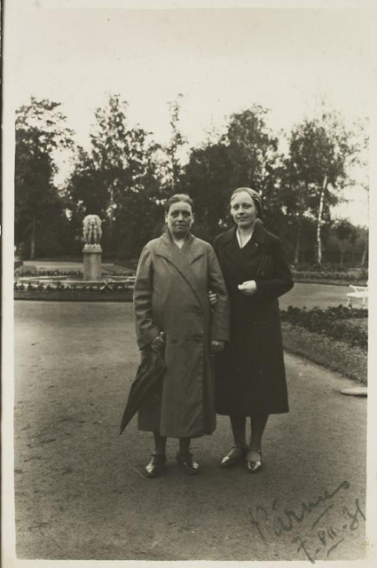 Ema ja tütar Pärnus Koidula platsil 7.07.1931