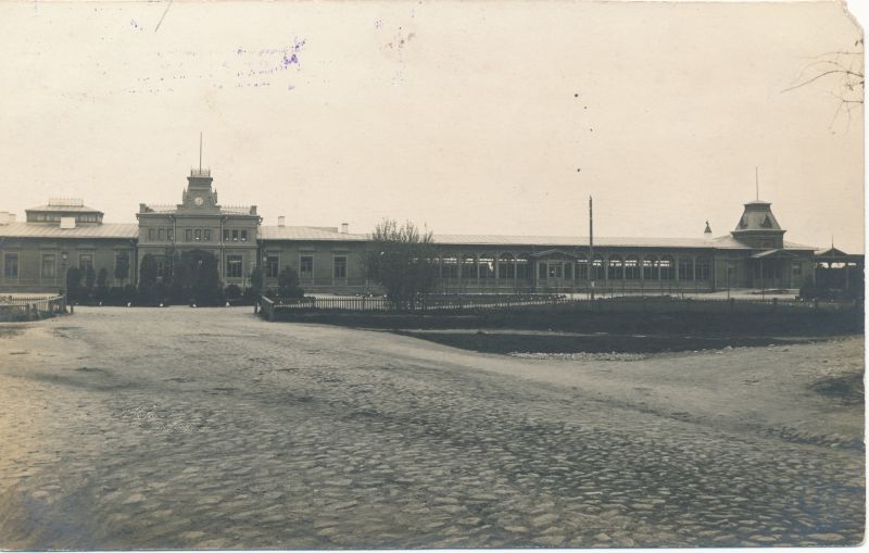 Postkaart. Vaade Haapsalu raudteejaama hoonele (fassaadile) Jaama tän. poolt. 1913.