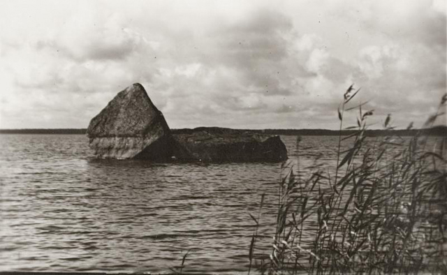 Fotopostkaart - Lindakivi Ülemiste järves, Tallinn ~ 1928