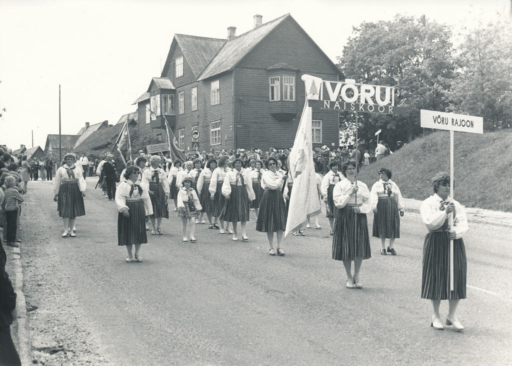 Foto.Võru naiskoor "Kannel" laulupäeva rongkäigus Põlvas 1978.a. juunis.