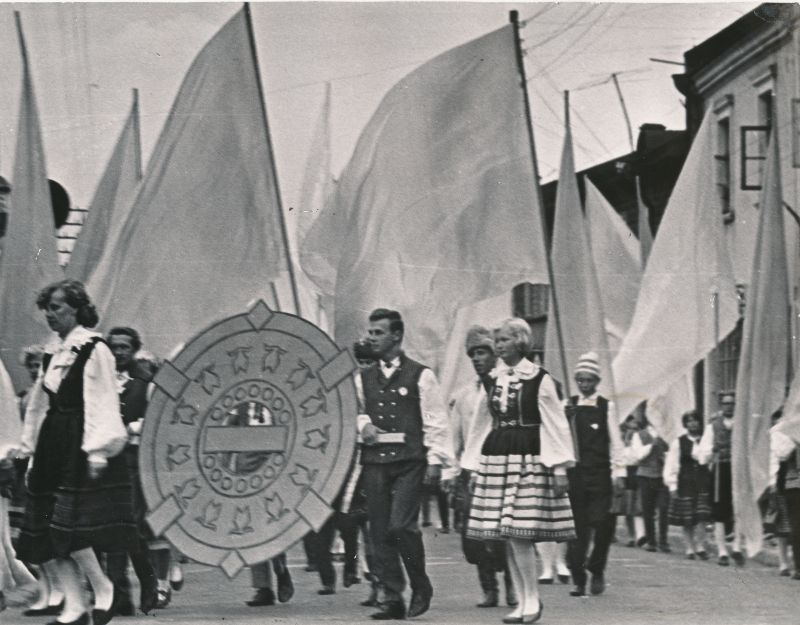Foto. Haapsalu laulupäeva rongkäik, 1969.