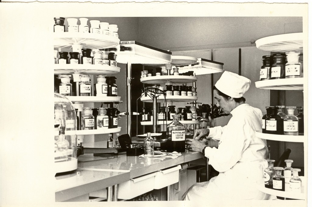 foto ja negatiiv, Paide uue apteegi sisevaade 1973.a.