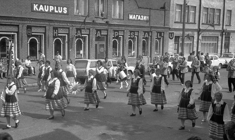 A. Nilsoni kogu. Negatiiv. Naiskooride laulupäev. Haapsalu 1984. Naiskoor rongkäigus