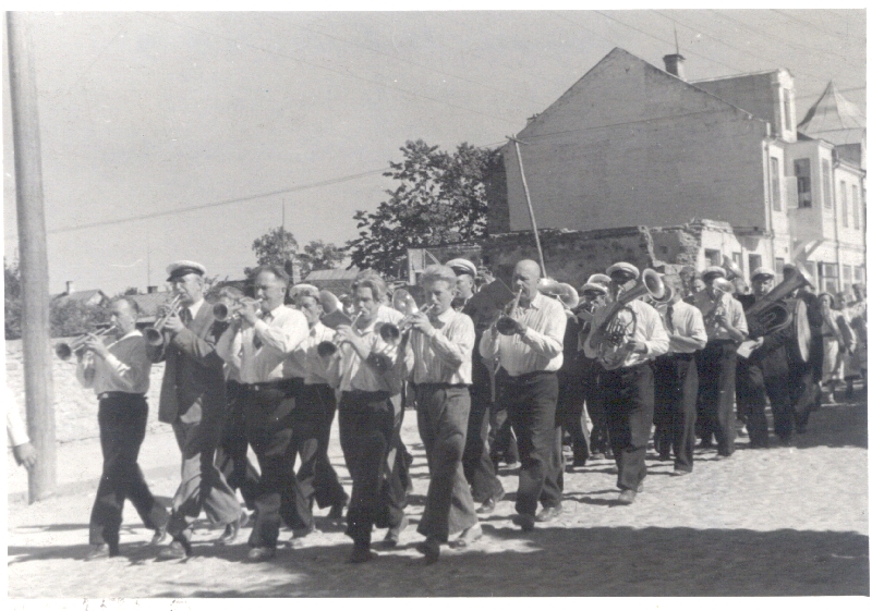 Foto. Haapsalu laulupäeva rongkäik Posti tänava alguses. Sammuvad mänguhoos puhkpilliorkestrid. 10.07.1949.