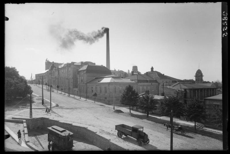 Vaade tehase hoonetele Tartu maanteelt