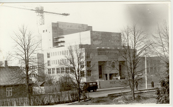 foto, uue kultuurimaja ehitus Paides Pärnu tänaval 1986.a.