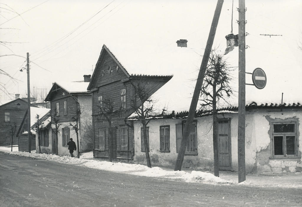 Foto. Elamud  Võrus, Kreutzwaldi tn. 51, 53, 55, 57 Paju tn.  nurgal 15.jaanuaril 1977.a.