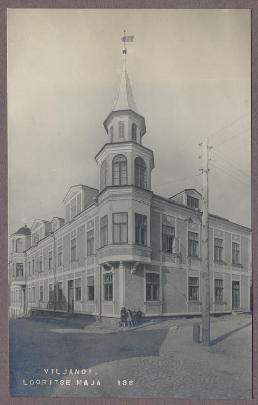 foto albumis, Viljandi, Looritse maja, Eha ja Väike tn nurk, u 1915, foto J. Riet