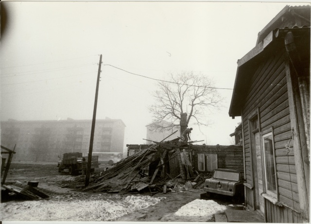 foto vana maja lammutamine Paides Suur-Aia ja Pärnu tänava nurgal 1989