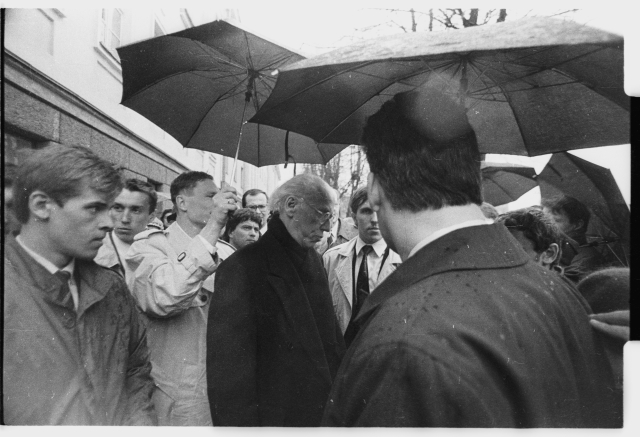 Meeleavaldus Narvas; keskel president Lennart Meri