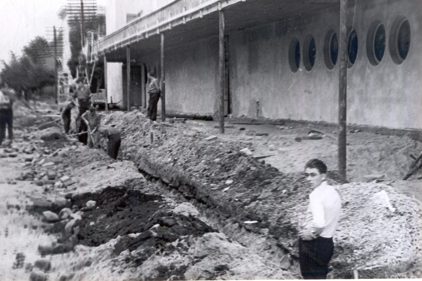 Foto. Võru Rajooni Kultuurimaja "Kannel" ehitamine-rekonstrueerimine. Kanalisatsioonikraavi kaevamine.