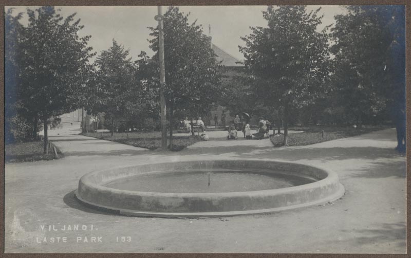 foto albumis, Viljandi, Lastepark Lossi ja Jakobsoni tn nurgal, u 1915, foto J. Riet