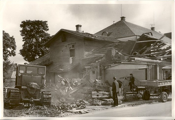 foto, maja lammutamine Väike-Aia ja Pärnu tänava nurgal Paides 1960-ndatel a.
