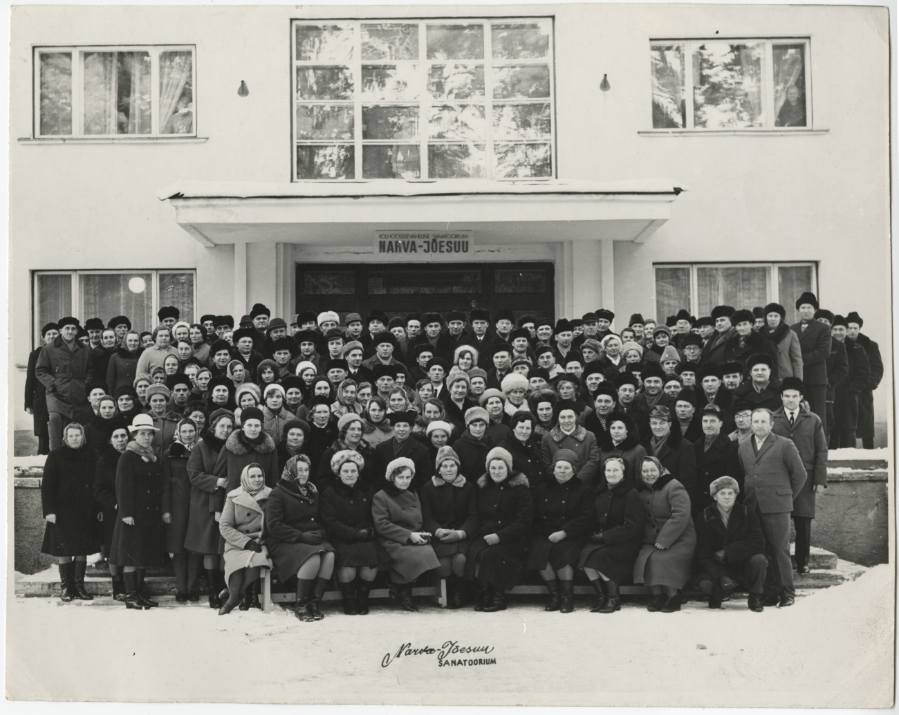 Grupipilt: kolhoositöötajad Narva-Jõesuu sanatooriumi ees