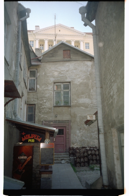 Aadlipesa pubi Tallinna vanalinnas Rüüti tänava hoovis