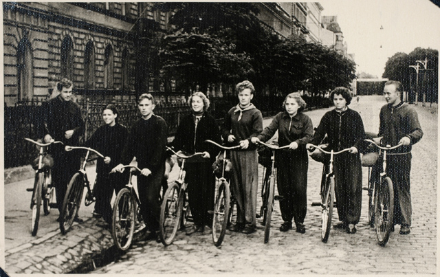 Matkagrupp jalgratastega
