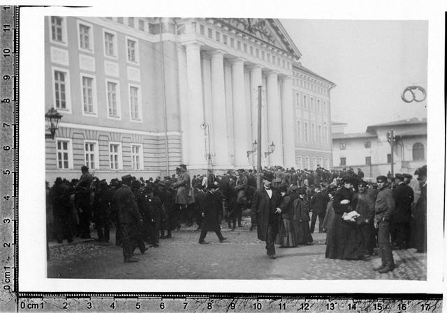Rahvahulk Tartu Ülikooli ees