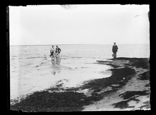 Seltskond (2 naist, laps ja mees) mererannal jalutamas