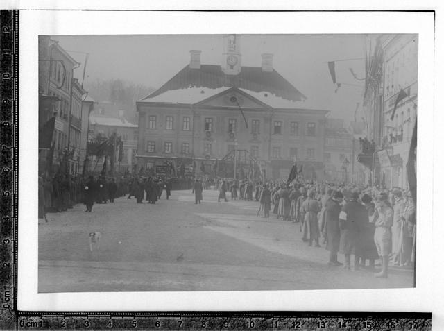 Peterburis revolutsiooni puhul langenute mälestuseks Tartus toimepandud meeleavalduse pidu, märts 1917