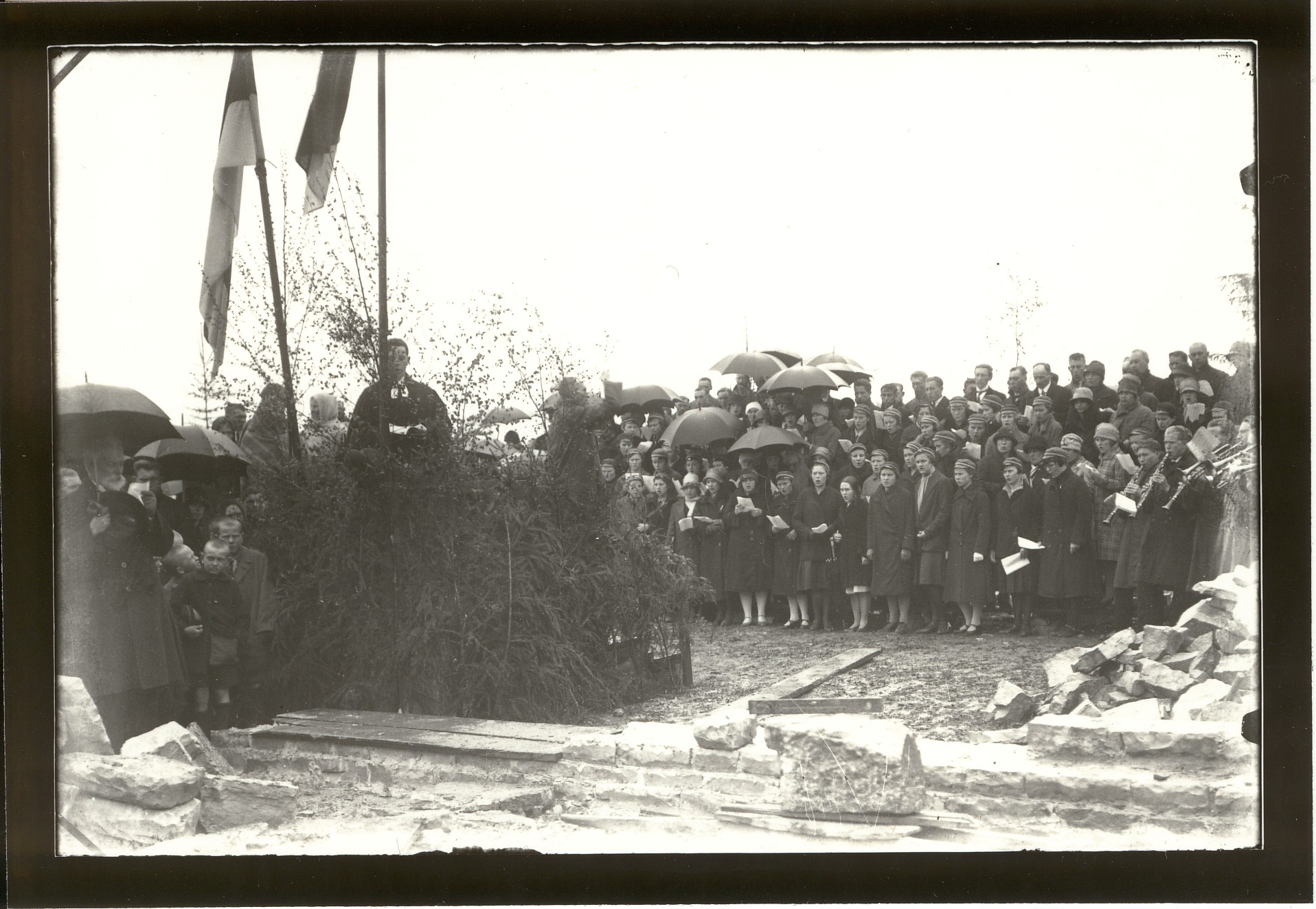 Foto. Paide rahvamajale nurgakivi panek 1927.a.