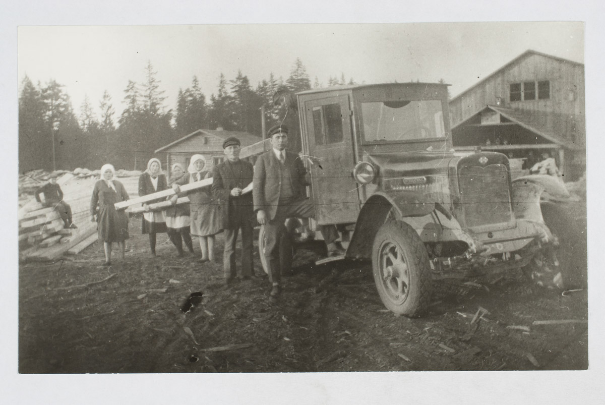 Saevabrik Selgase külas Saaremaal. Esiplaanil töötajad veomasinaga, ~1920.a.