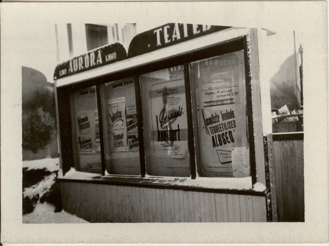 foto, Aurora kinokuulutuste stend Paides peale 1960