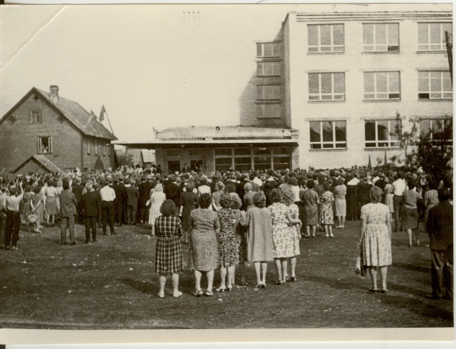 foto, inimesed Paide Keskkooli juures peale 1962