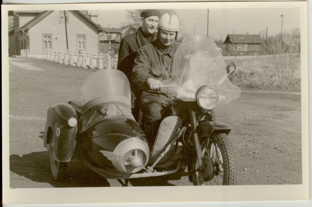 foto, mehed külgkorviga mootorrattal peale 1960