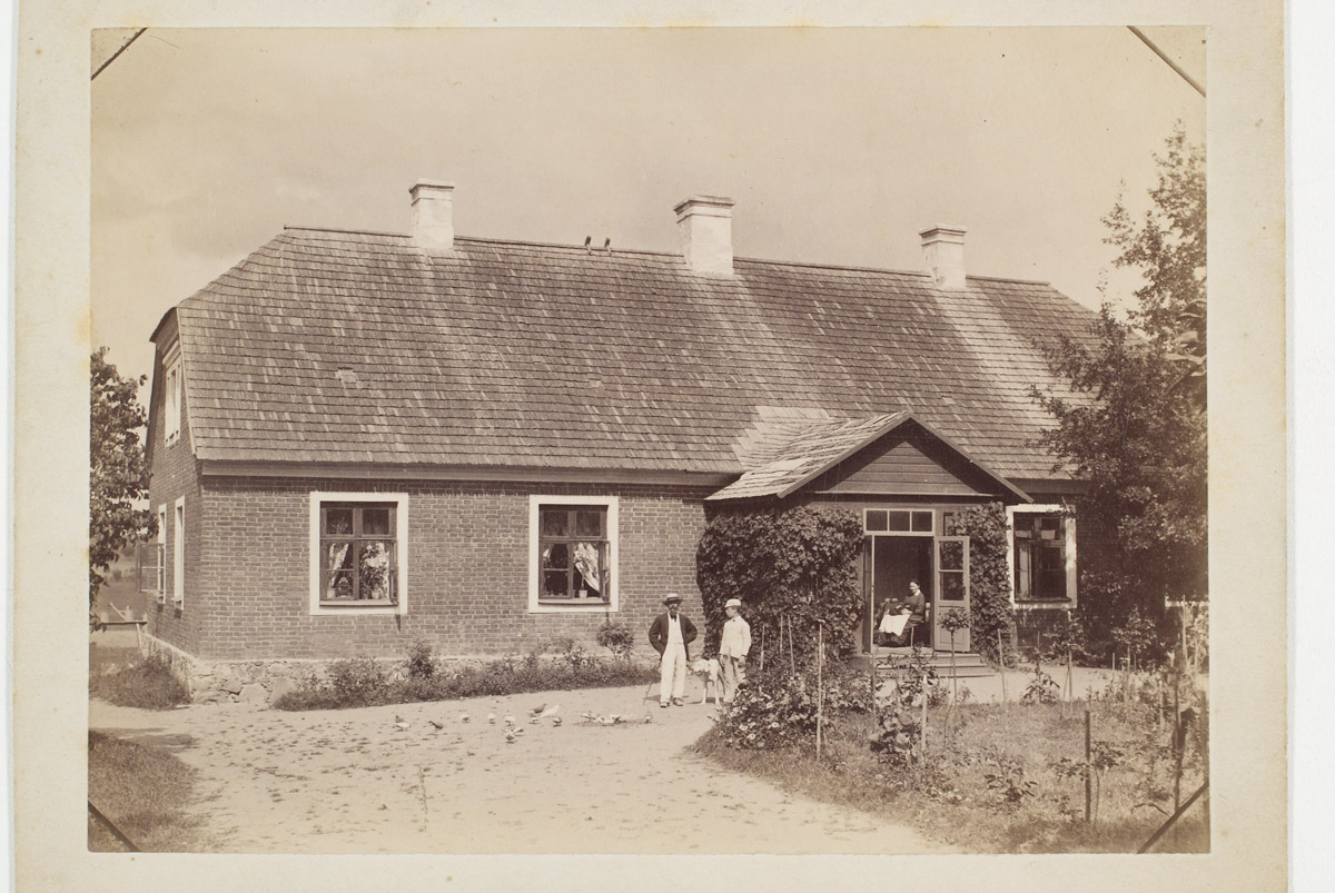 Tori mõisa hoone, esiplaanil rentnik Luhsing 1886