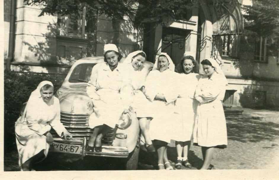 Tartu Vabariiklikus II Haavakliiniku meditsiiniõed kliiniku hoone ees. Autokapotil istub vanemõde Hilda Zwettler