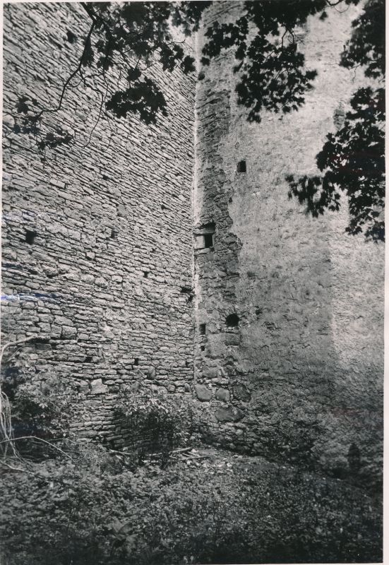 Foto. Haapsalu lossi peahoone müüri ja valvetorni liitumise osa. 1933. Fotograaf J. Grünthal.