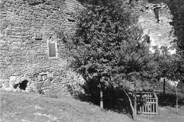 Vabadussõja mälestustahvel Petseri kloostri müüril
