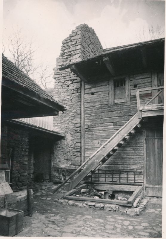 Foto. Haapsalu lossi edelapoolne nurgatorni müüri vaade. Karja tänav. Maja nr. 19 hoov. 1933. Fotogr. J. Grünthal