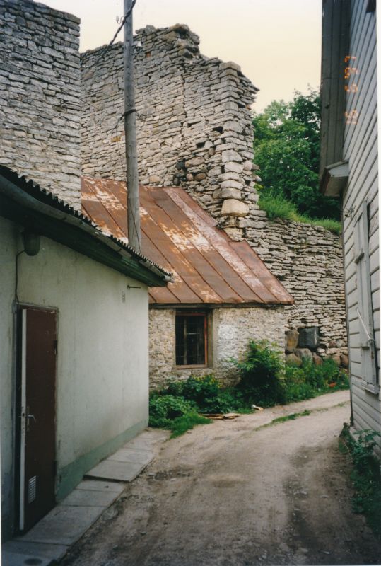 Värvifoto. Hooned piiskopilinnuse müüri ääres Karja tänaval. 1997. Haapsalu.