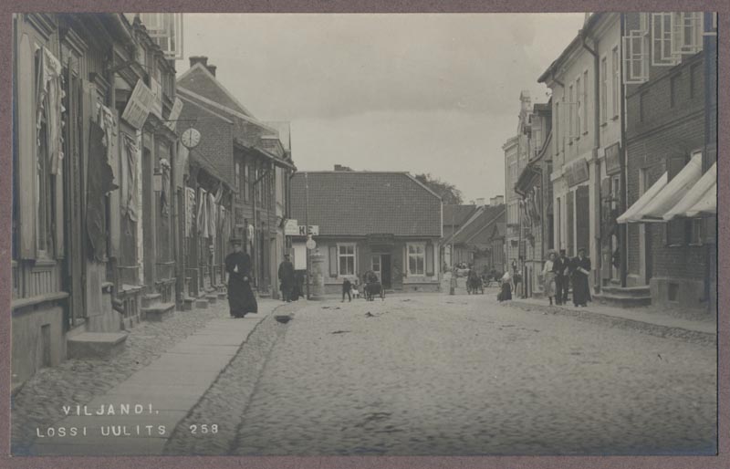 foto albumis, Viljandi, Lossi tn (Oru ja Tartu tn vahel), u 1915, foto J. Riet
