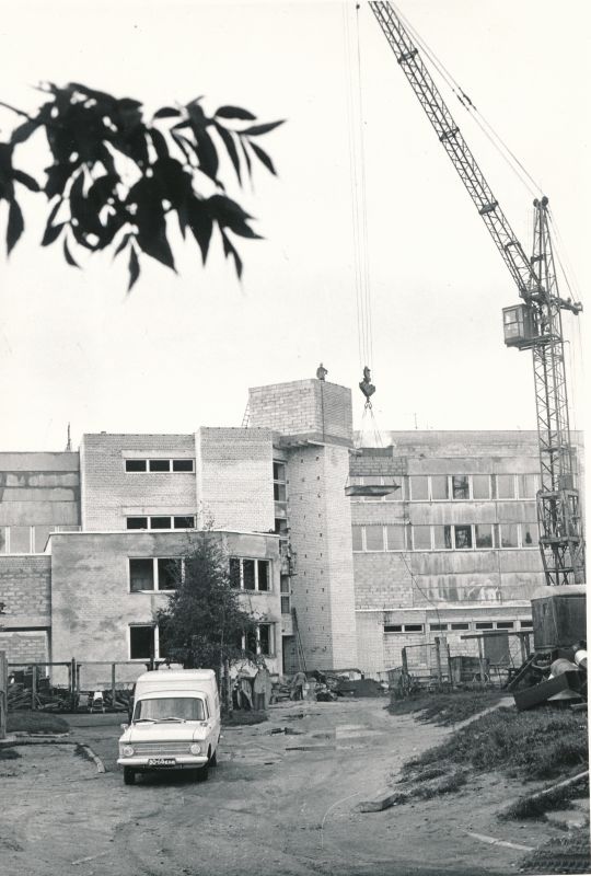 Foto. Haapsalu teenindusmaja ehitusel 1981. a.
Foto: H. Pilter, 1981.a.