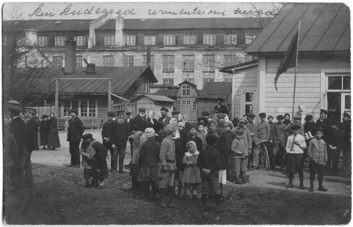 Grupp meeleavaldajaid 1.mail 1917.a. kalevivabriku tagahoovis