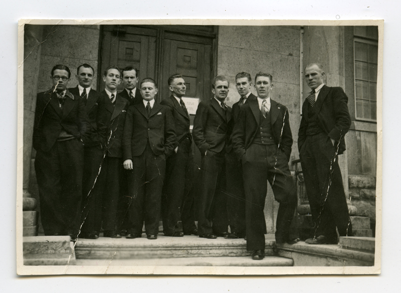 Tallinna Merekooli õpilased kooli trepil
