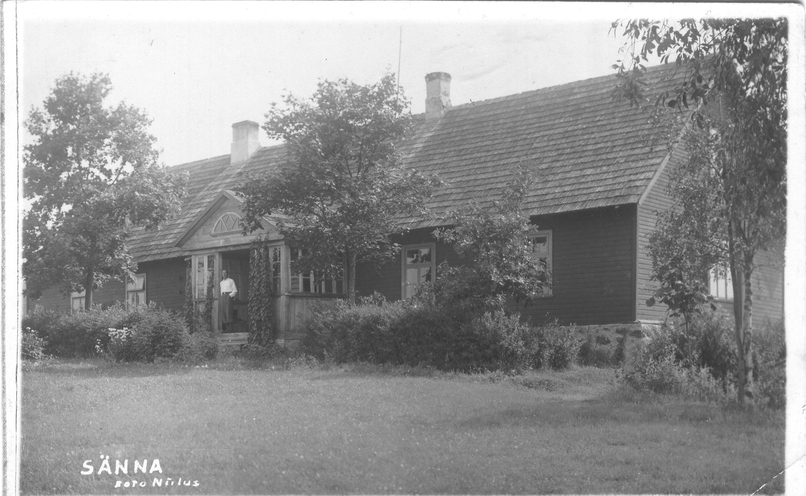 Foto. Sänna 4-kl. Kooli hoone mille trepil koolijuhataja Sulev Maavara, Jaan Niiluse foto 1937.a.