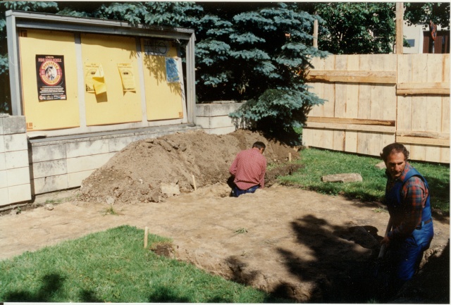 värvifoto infotahvli ehitamine Pärnu tänaval Paide 1996