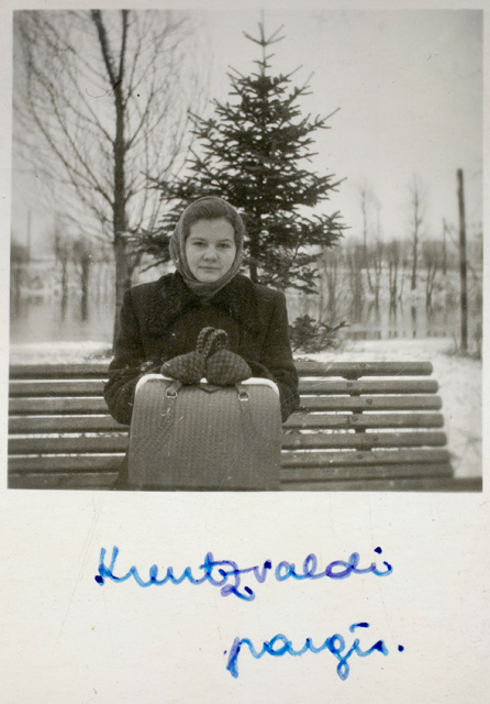 Naisüliõpilane Kreutzwaldi pargis