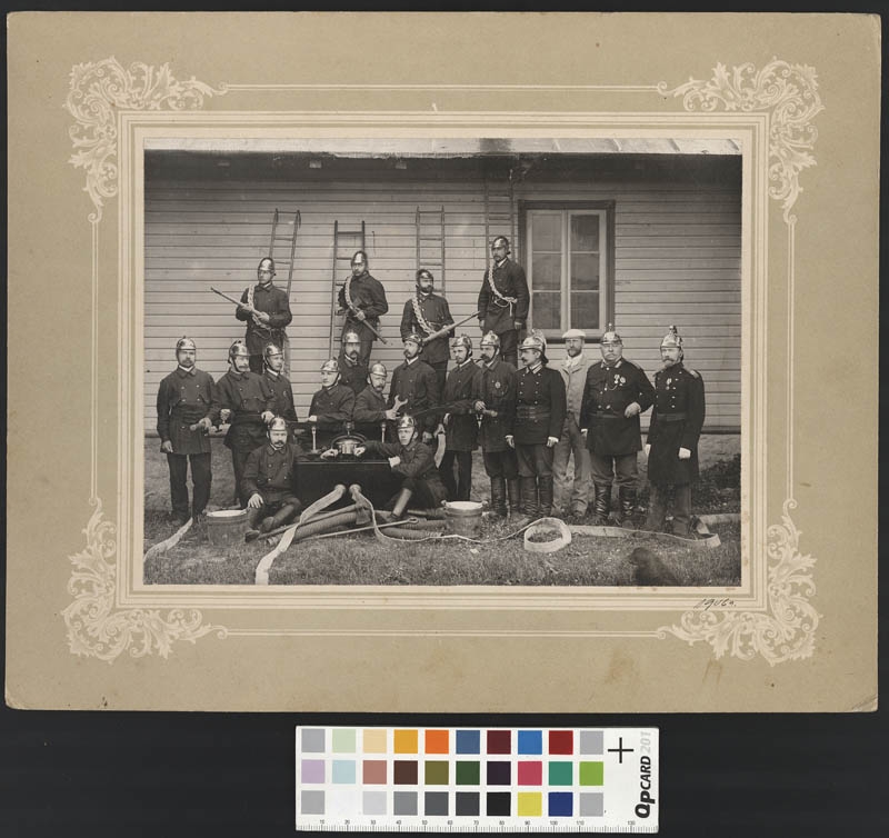 Foto. Haapsalu tuletõrjujad, 1906. 2. reas seisab paremalt 6. Harald Viidas. Foto: A. Tavast.