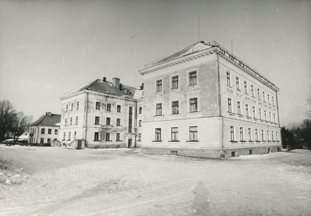 Foto. Vastseliina rajooni endine administratiivhoone tagant vaates 1977.a.