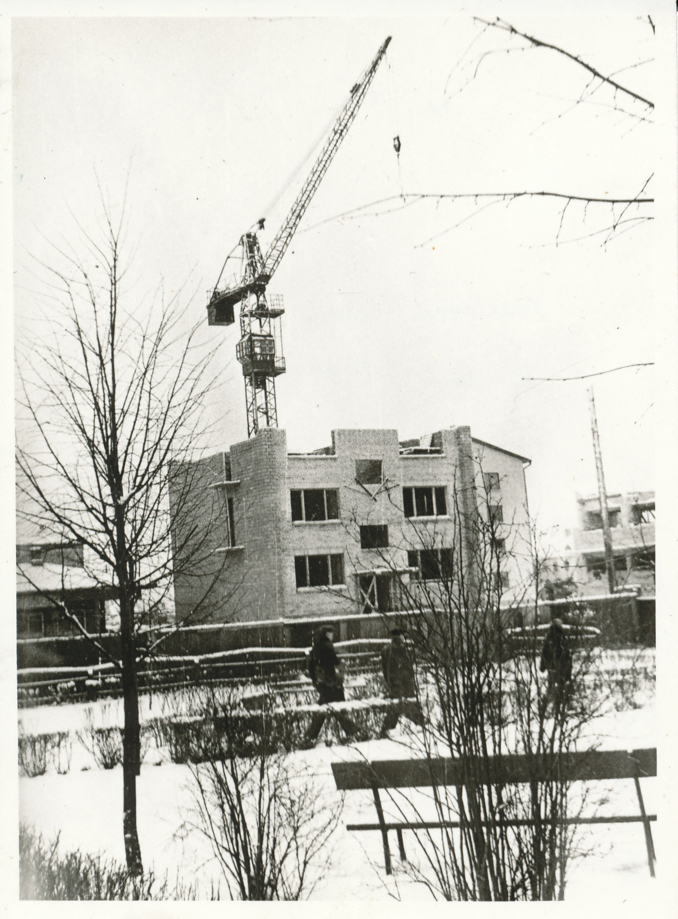 Foto.
Ehitusjärgus 12-korteriga veetorn-elamu Võrus, Lembitu tn. 6 1962.a.