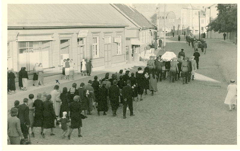 Foto. Scoutspataljoni seersant H. Kuruse matuserongkäik Karja t.Haapsalus 5. juulil 1939. Mustavalge.