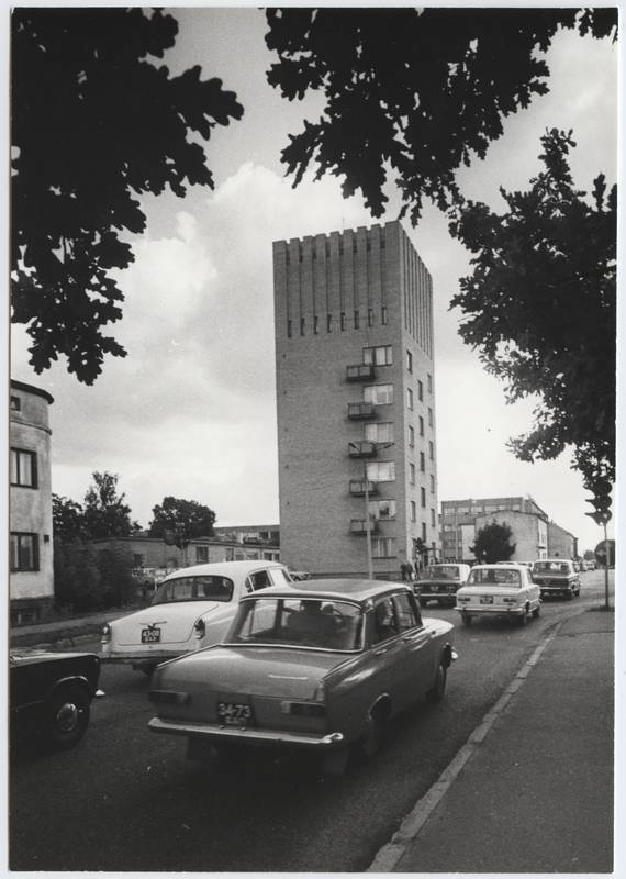 foto, Viljandi, Jakobsoni tn- Leola tn ristmik, veetorn, autod, 1983, foto E. Veliste