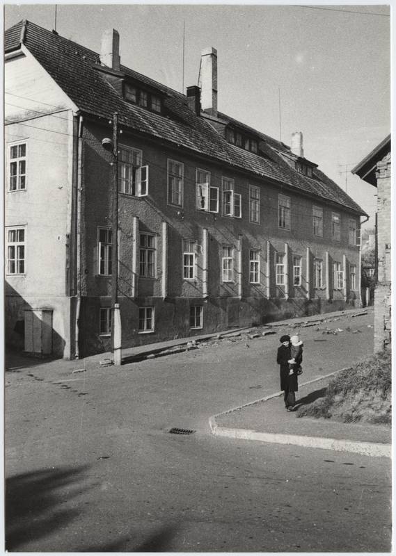 foto, Viljandi, Mäe tn- Väike tn ristmik, haigla (Mäe tn 4), 1979, foto E. Veliste