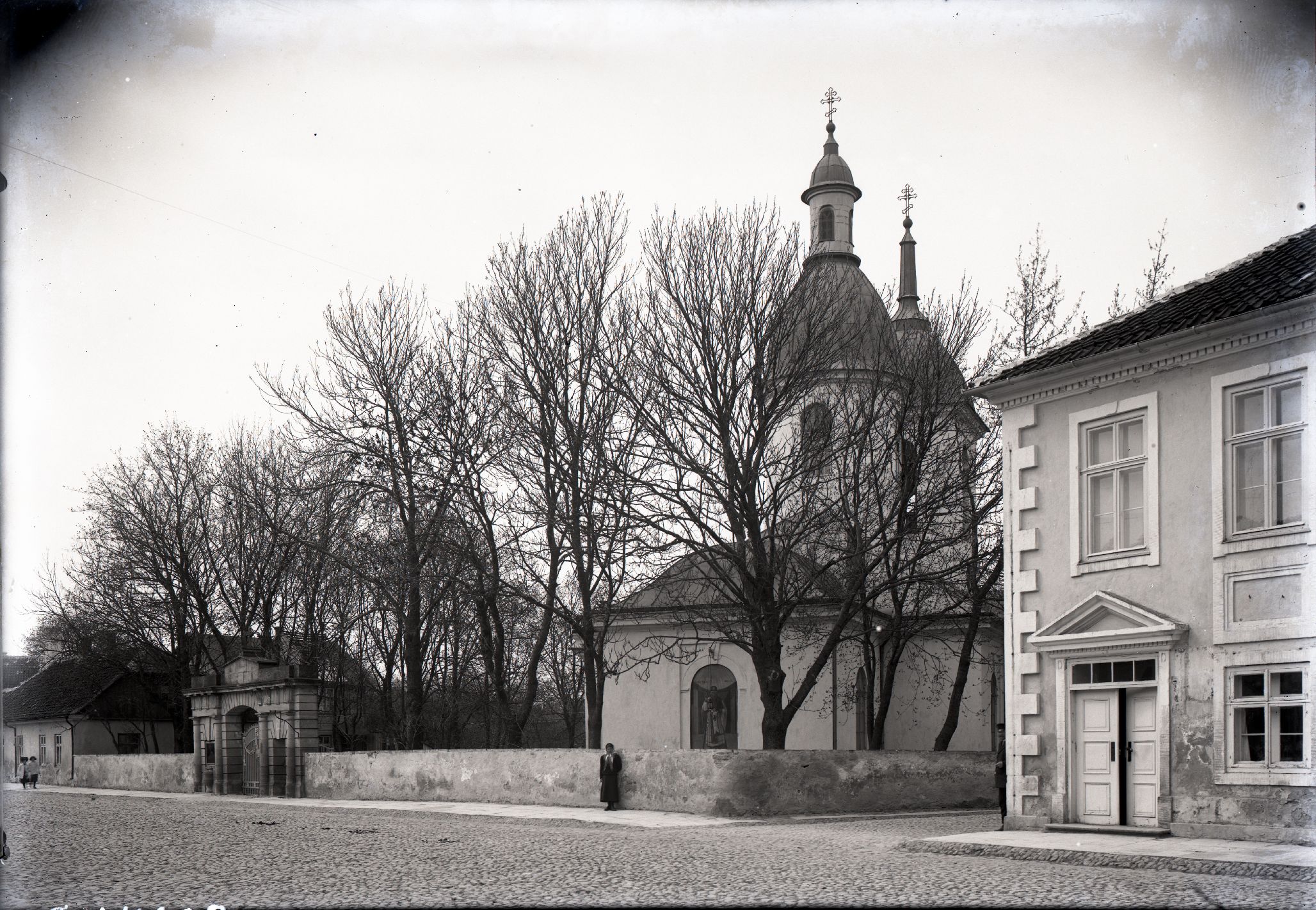 Kuressaare: vaade Nikolai kirikule, paremal Lossi t. 6 hoone nurk