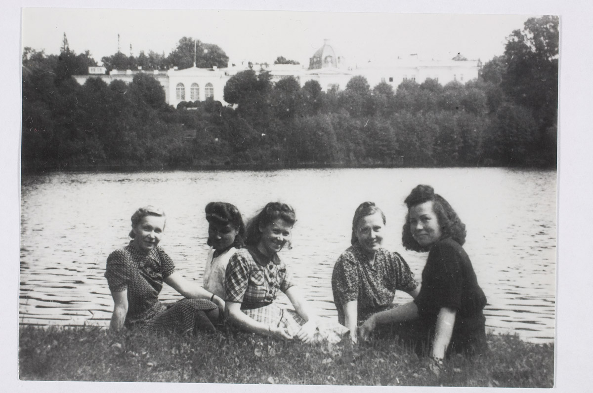 ERM-i töötajad 1943.a Raadil. Vasakult Herta Metslang, Elfriede Tool (Marran), Helga Lilleorg, Ida Kaldmaa, ?.