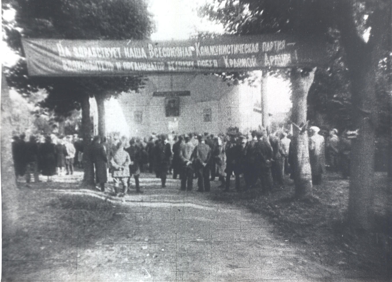 Foto. Võru 1944.a. augustis. Miiting "Kandle" teatri suveaias.